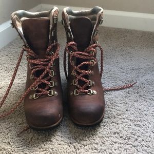 SORELConquest Carly Tan lace up wedge boots. 8.5